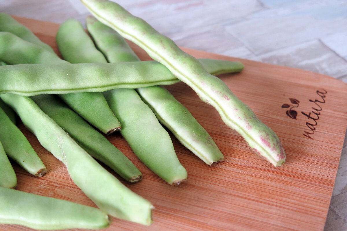 На даче в этом году фасоль уродилась. Пока зеленая, я её набрала побольше, порезала, часть отправила в морозилку, часть решила сразу в суп добавить.

