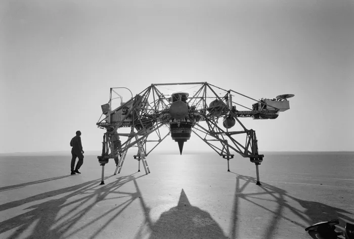 Астронавт Нил Армстронг рядом с исследовательским кораблем посадки на Луну, сделанным Беллом, на базе ВВС Эдвардс, 1964 год. Источник Getty Images