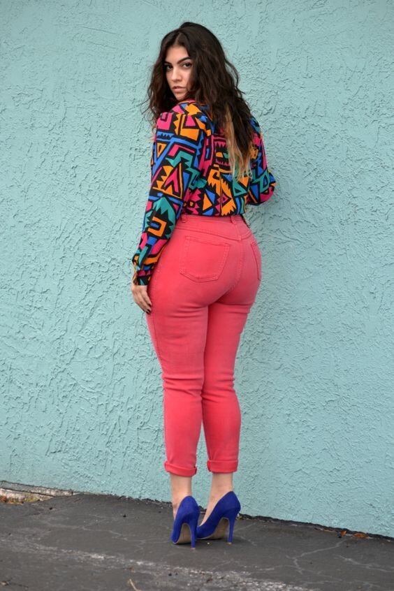 Полная девушка с розовых джинсах