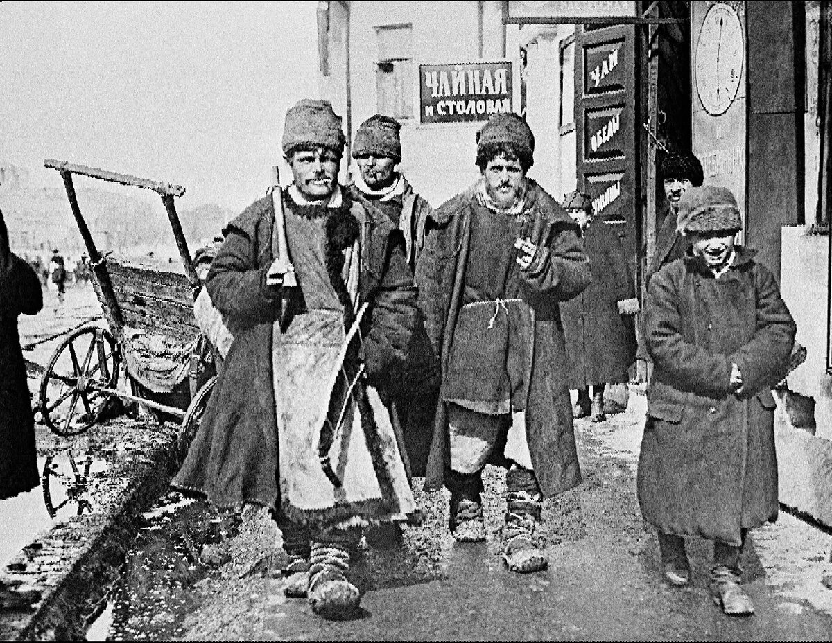 Деревенские плотники на Смоленском рынке, 1920 год.