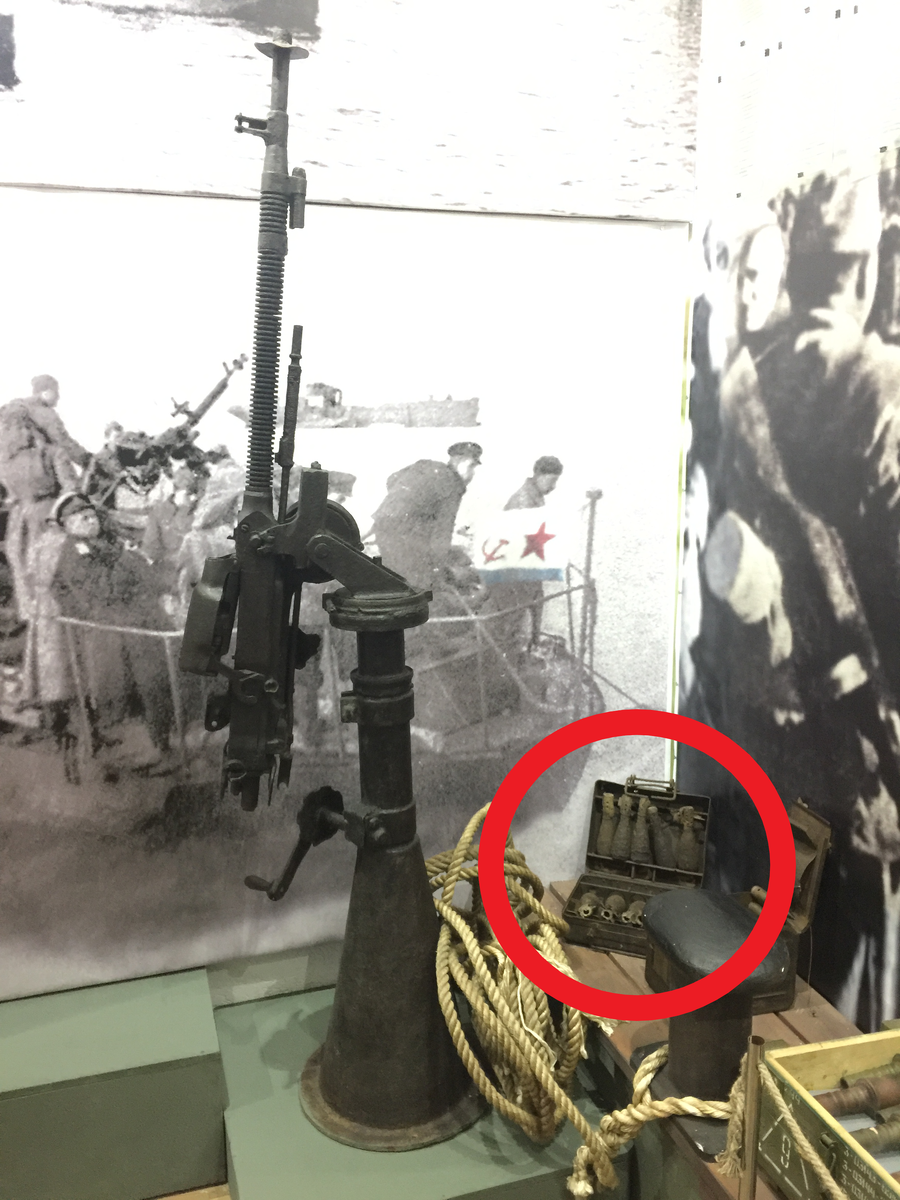 Нас интересует чемоданчик в углу