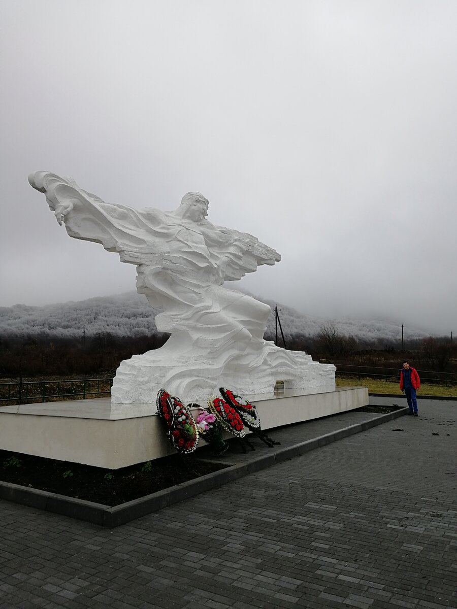 Памятник погибшим при сходе ледника колка
