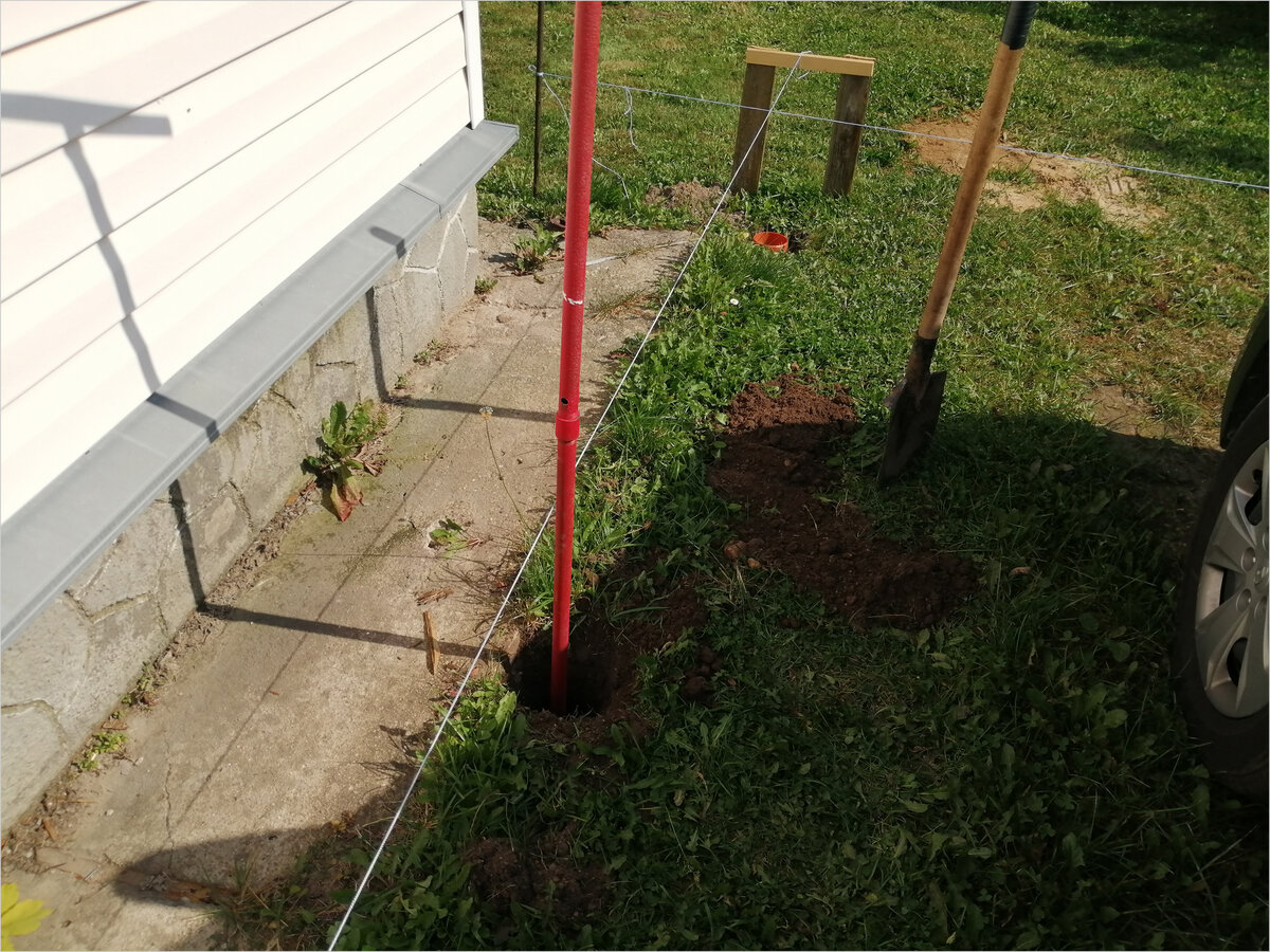 Фото 2. Копаю столбчатый фундамент под автомобильный навес.