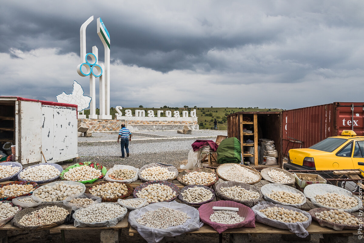 Развалы курта на рынке Китабского перевала. Цены на курт колеблются от 2 до 20 рублей за шарик в зависимости  от места покупки.