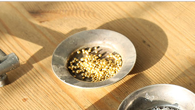 (РИС.1) Золото 999 пробы в виде шариков. Позволяет создавть украшения более точной массы и создавать металл различной пробы.