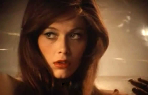 Сильвия Кристель в фильме «Обнажённая за забором». Кадр из фильма