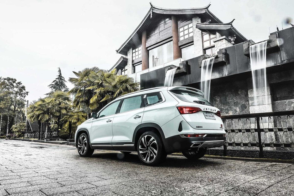 Задняя часть Jetour X90 передаёт пламенный привет кроссоверам Audi