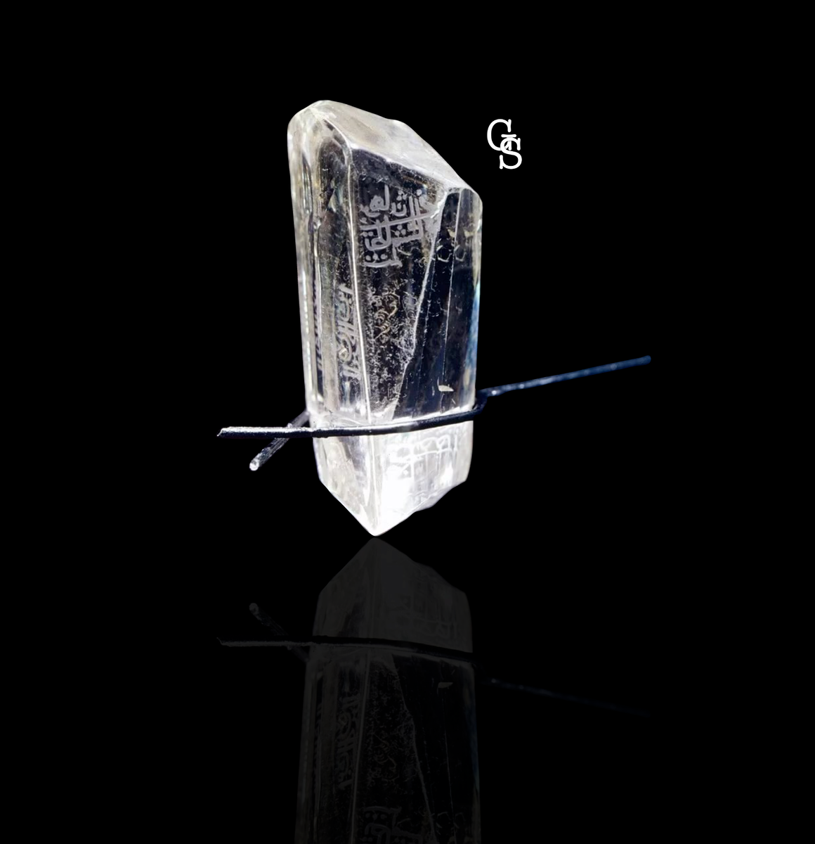 Алмаз "Шах" в неограненном виде, с надписями имен трех властителей камня, хранится сейчас в Алмазном Фонде.