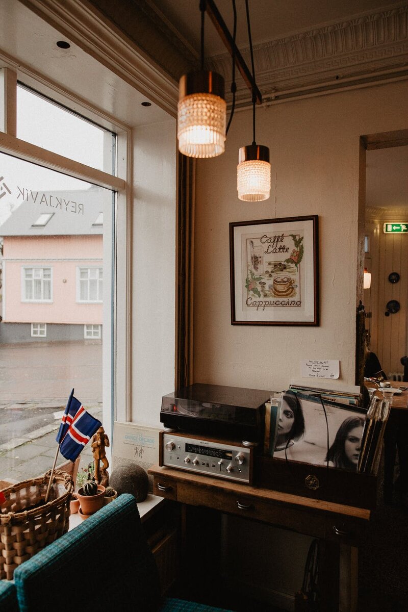 Hotel (https://images.pexels.com/photos/2847091/pexels-photo-2847091.jpeg?auto=compress&cs=tinysrgb&dpr=2&h=750&w=1260)