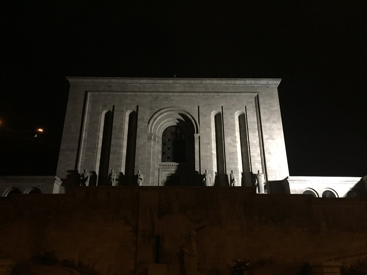 Вечерний Матенадаран имени св. Месропа Маштоца (Институт древних рукописей)