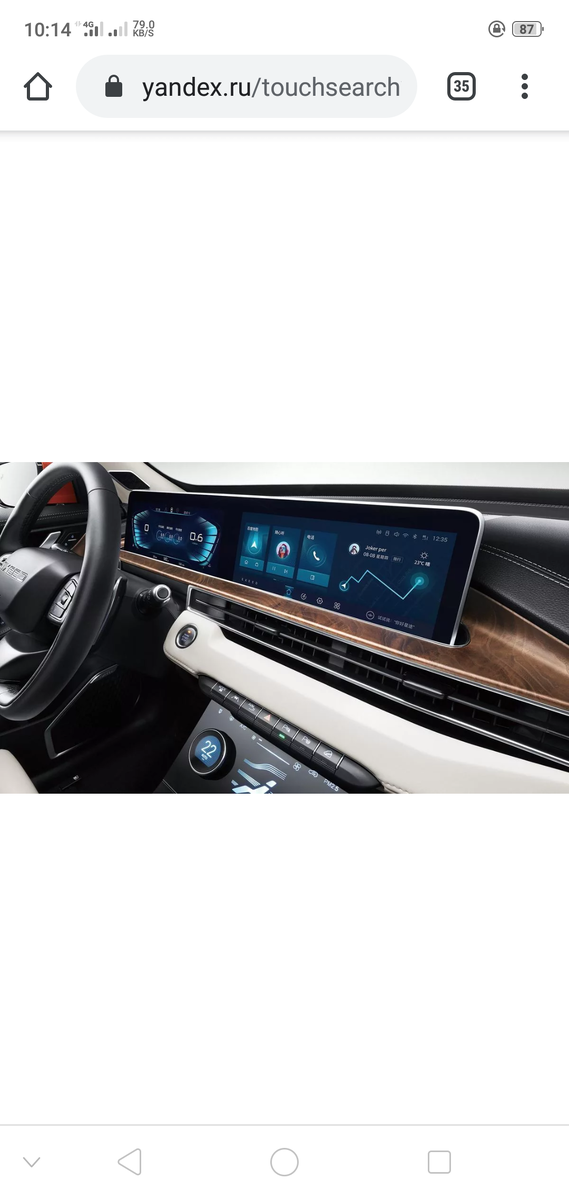 Панель приборов виртуальная и выполнена в единой композиции с широкоформатным дисплеем продвинутого мультимедийного комплекса Xiong Zhiyun i-Connect Lion 2.0 с голосовым управлением, функцией распознавания лица, навигацией, точкой доступа в интернет, Wi-Fi, системой панорамного обзора и прочими мелочами. Диагональ обоих экранов по 12,3 дюйма. Добавим в арсенал сенсорную 8-дюймовую панель управления климат-контролем, мощный центральный тоннель с электронным джойстиком АКПП, комбинированную отделку салона кожей различной фактуры и деревом. Интерьер собран настолько аккуратно, что даже не верится, что это салон машины китайского производства