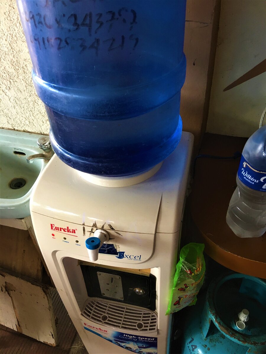 Обратите внимание, как нахально кран воткнут туда, где его быть не должно:)