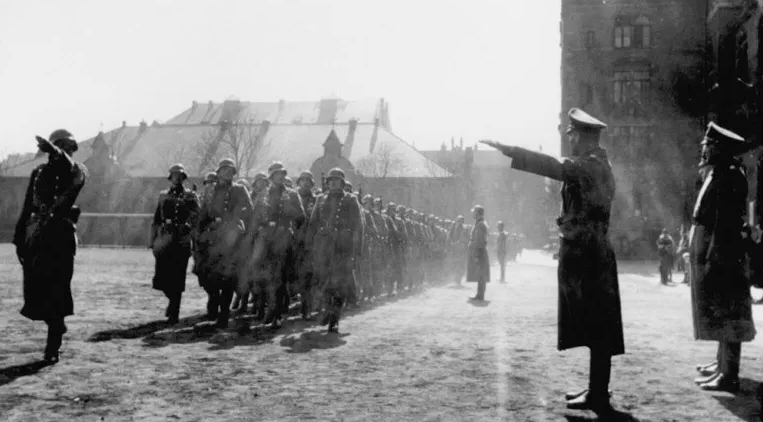 (Члены 101-го полицейского батальона приветствуются офицерами полиции их ордена, когда они маршируют в строю в Лодзи) 