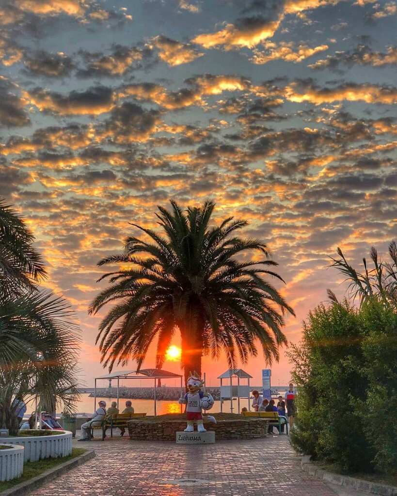 Сочи Город с великолепным видом на море и океаном туристов в сезон, комфортным теплым климатом и богатой растительностью — это курортный Сочи, расположенный на побережье Черного моря. Сочи утопает в сочной зелени. Живописная природа в сочетании с местным колоритом: парки, водопады, каньоны, интересная архитектура зданий, чистое море и многое другое.