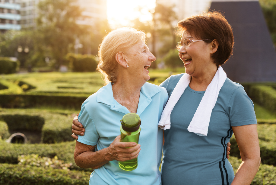счастливая взрослая женщина. питание в климактерическом периоде. женское здоровье климакс.