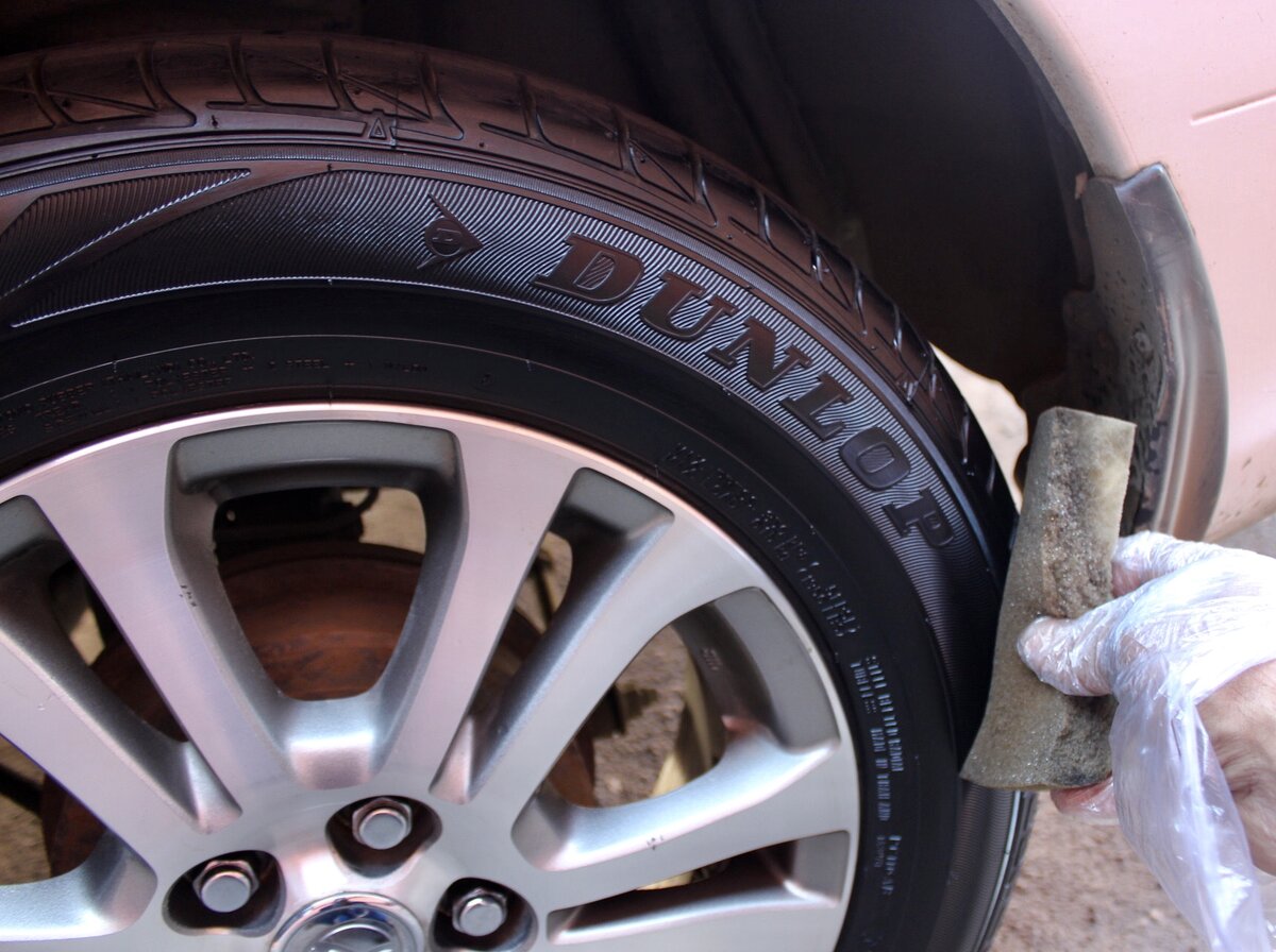  В автомобильной косметологии чернение шин стало очень популярным. А если учесть, что это можно выполнить в домашних условиях, то чернение является еще и доступным.
Самая очевидная цель, преследуемая чернением шин, — внешний вид. Можно скрыть истинный возраст, замаскировать какие-то погрешности.
Самый простой способ, средство для мытья посуды Fairy.
Тщательно моем шины и после того как они подсохнут, берём губку наносим на неё жидкость и растираем по шине, результат на лицо.