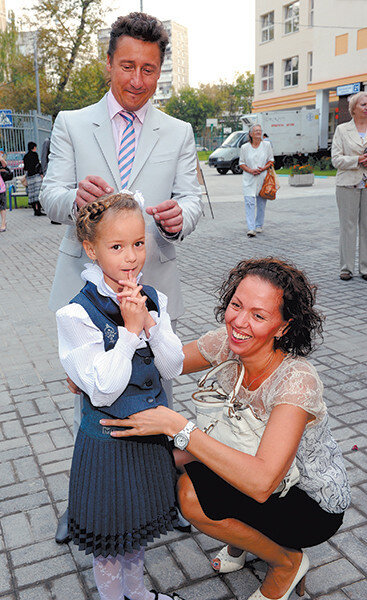 Александр с женой Аленой и дочерью Александрой.Фото взято из открытых источников.
