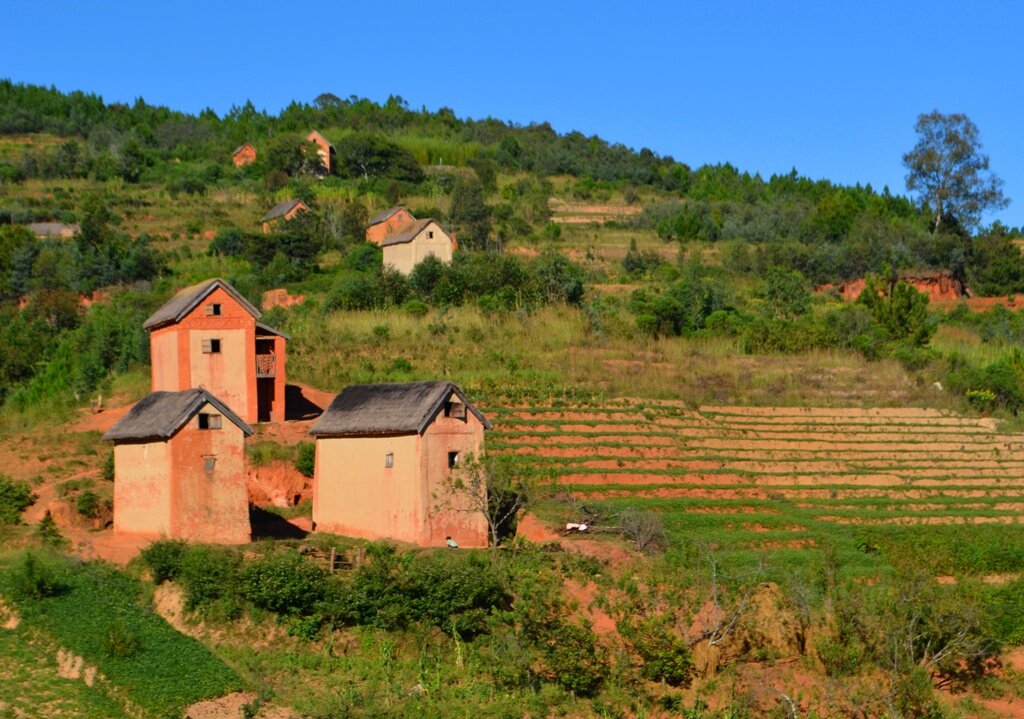 2. На Мадагаскаре дома того цвета, какого земля. Из нее делают кирпичи и штукатурку.
