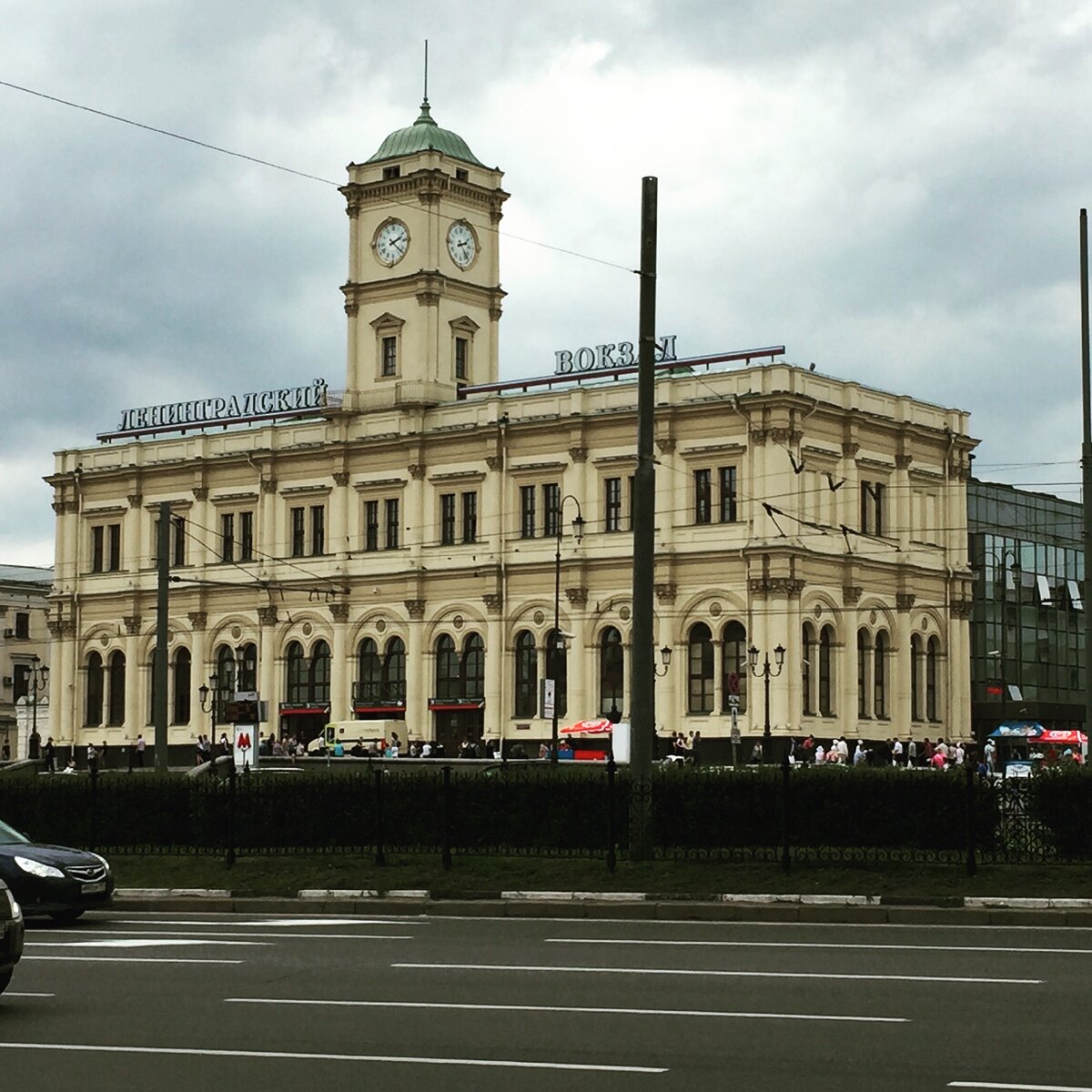 Ленинградский вокзал тоже не круглосуточный =)