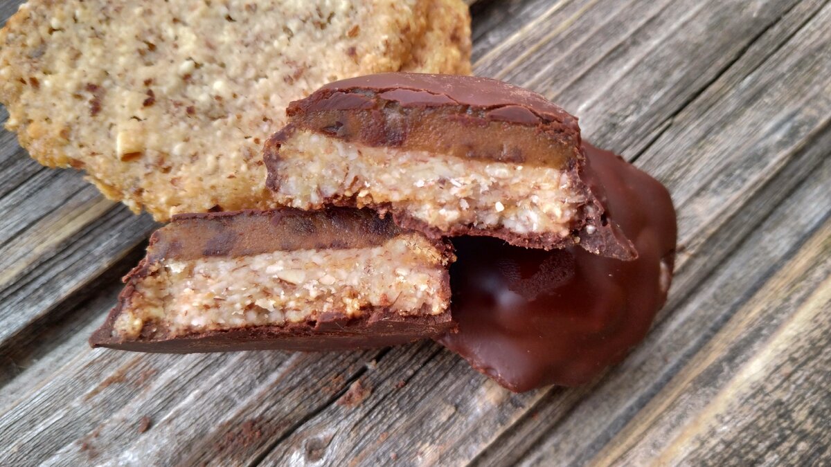 Миндальное печенье с финиковой карамелью