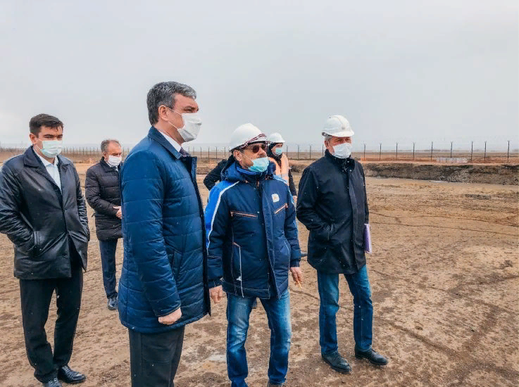 Подрядчики и заказчик на стройке новой взлетно-посадочной полосы