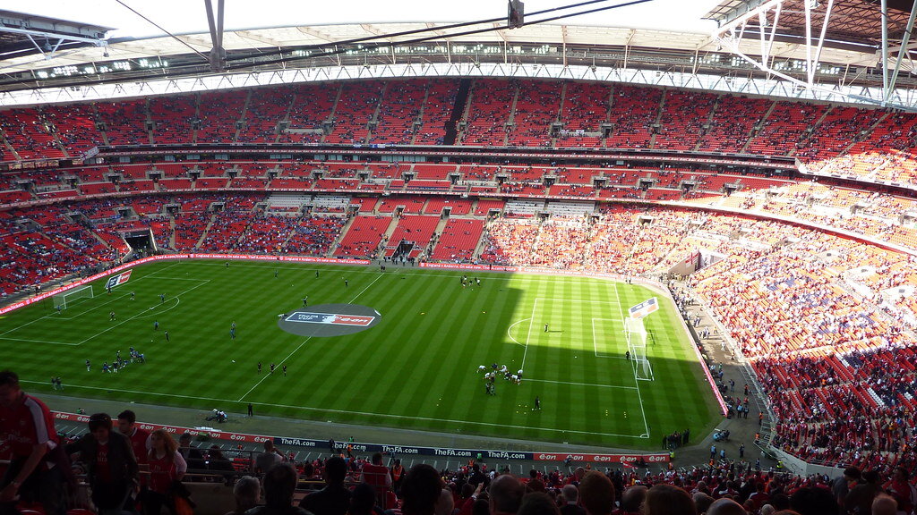 Стадион по английски. Стадион Уэмбли в Лондоне. Стадион Уэмбли 2012-13. Wembley capacity. Wembley Stadium capacity.