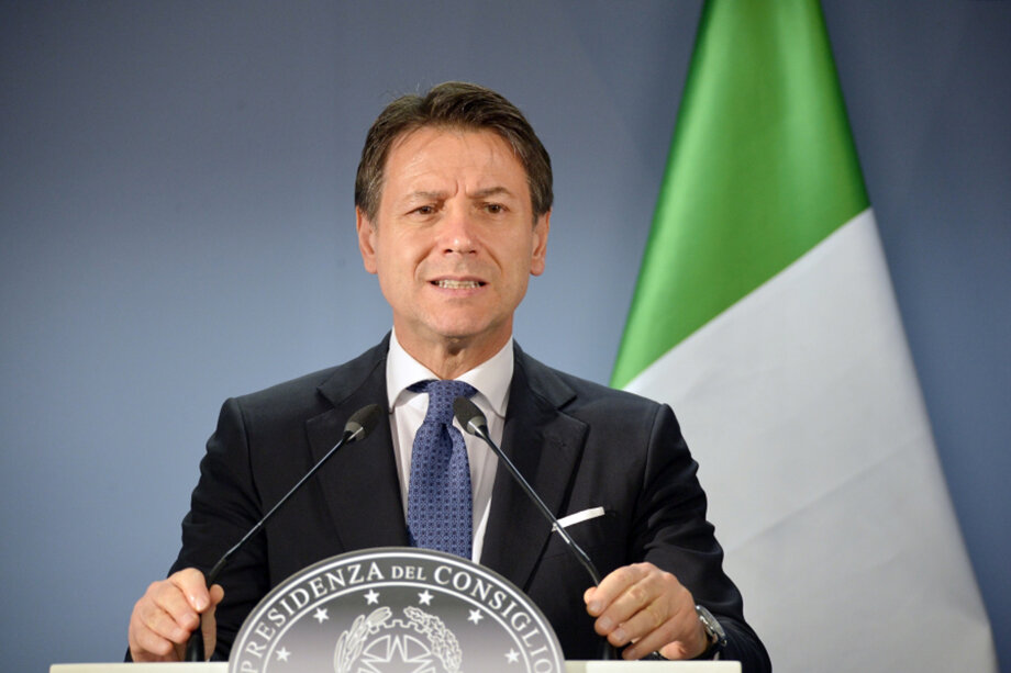 Председатель совета министров Италии Джузеппе Конте, озвучивший новый декрет о мерах безопасности, немедленно подвергся жёсткой критике со стороны простых итальянцев.
Фото: Алексей Витвицкий/РИА Новости