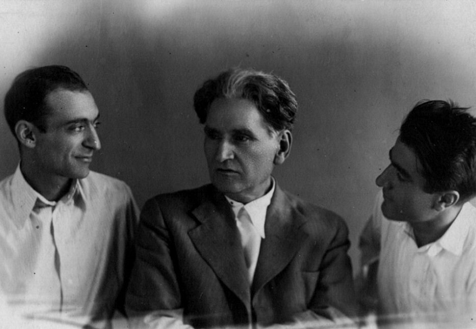 Хачатур Есаян, Мартирос Сарьян и Бабкен Колозян. Ереван, 1941. Фото: avproduction.am