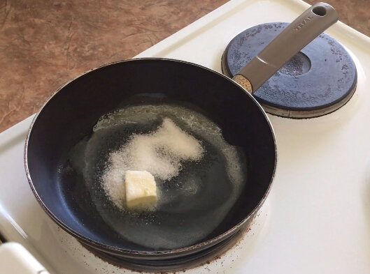 Масло растопи с сахаром(20г) в сковороде или сотейнике.