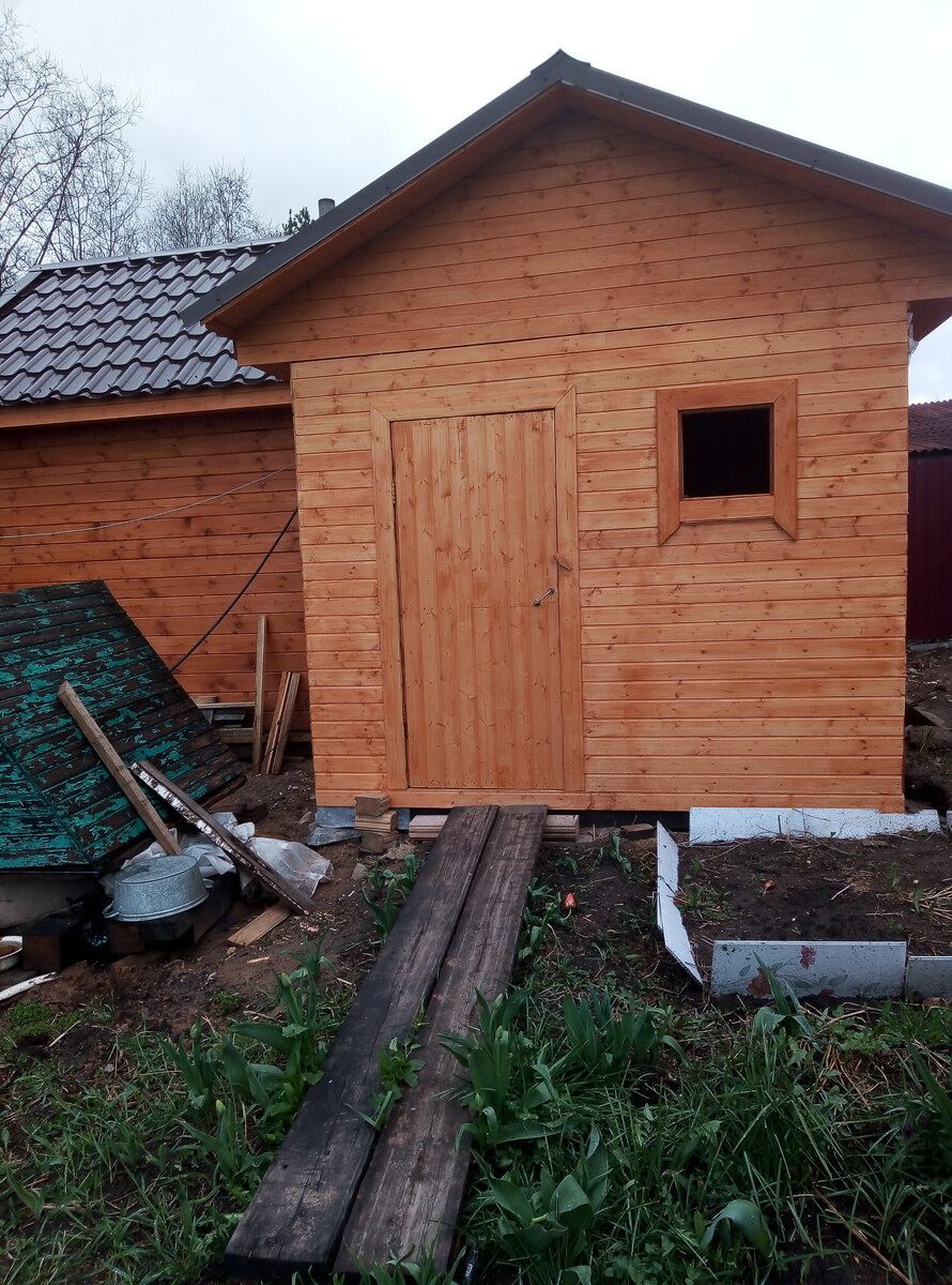 Вход в пристройку бани.