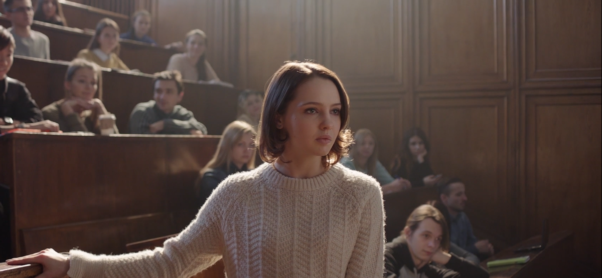 Юлия играет девятнадцатилетнюю студентку филфака, живущую в достатке, правда, только с мамой, которая оценила её школьную серебряную медаль фразой " Ты могла лучше". В этом кадре Юлия читает неоднозначное произведение, которое словно раскрывает нам, что будет дальше)