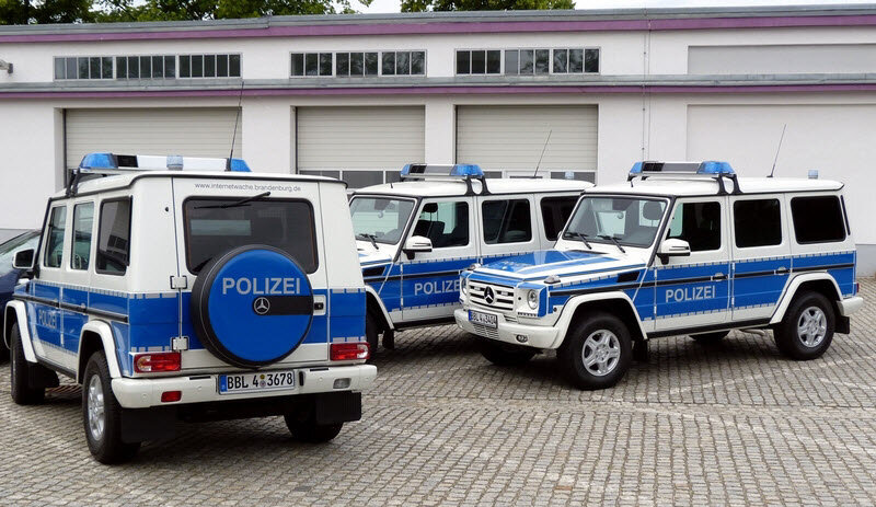 Старая раскраска полицейских авто Германии - бело - синяя.