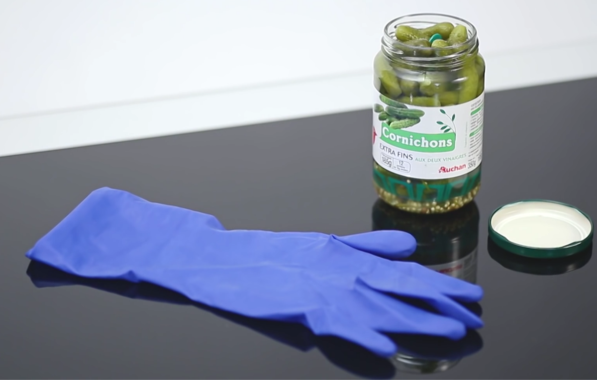 С помощью перчатки