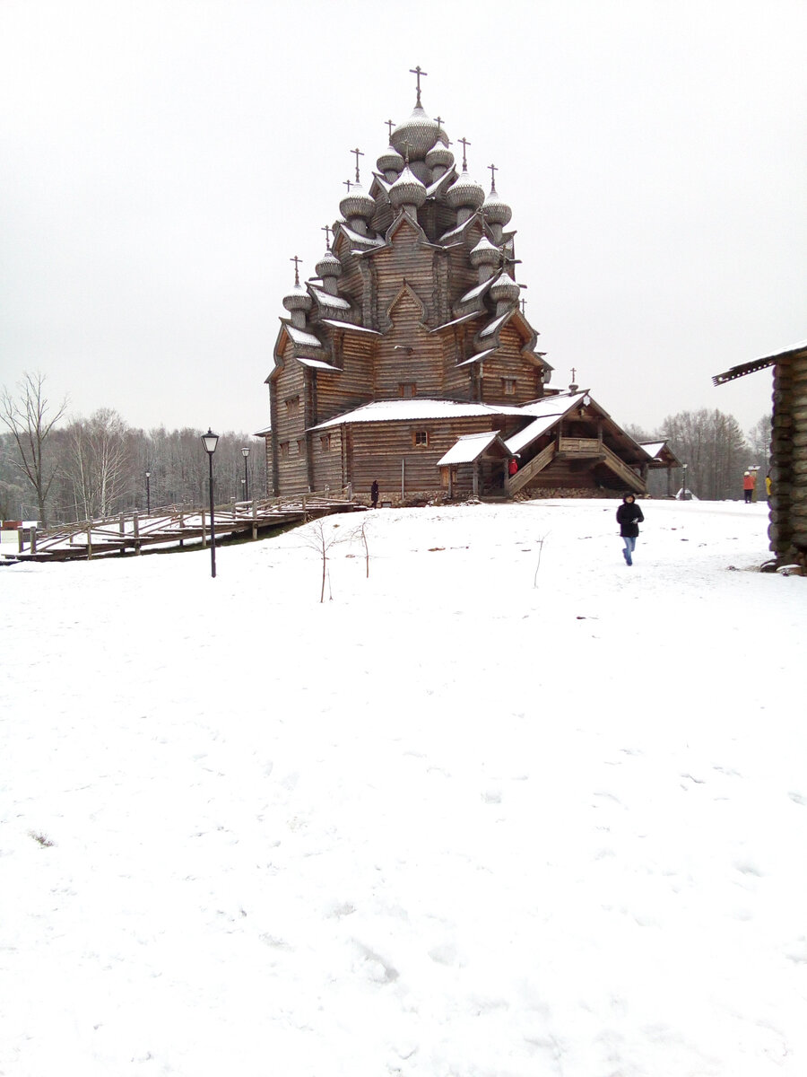 Просто потрясающее здание. 1708 год. Подлинная церковь сгорела, эта - восстановленная по старым чертежам. Как и все остальное в этом музее. Церковь действующая.