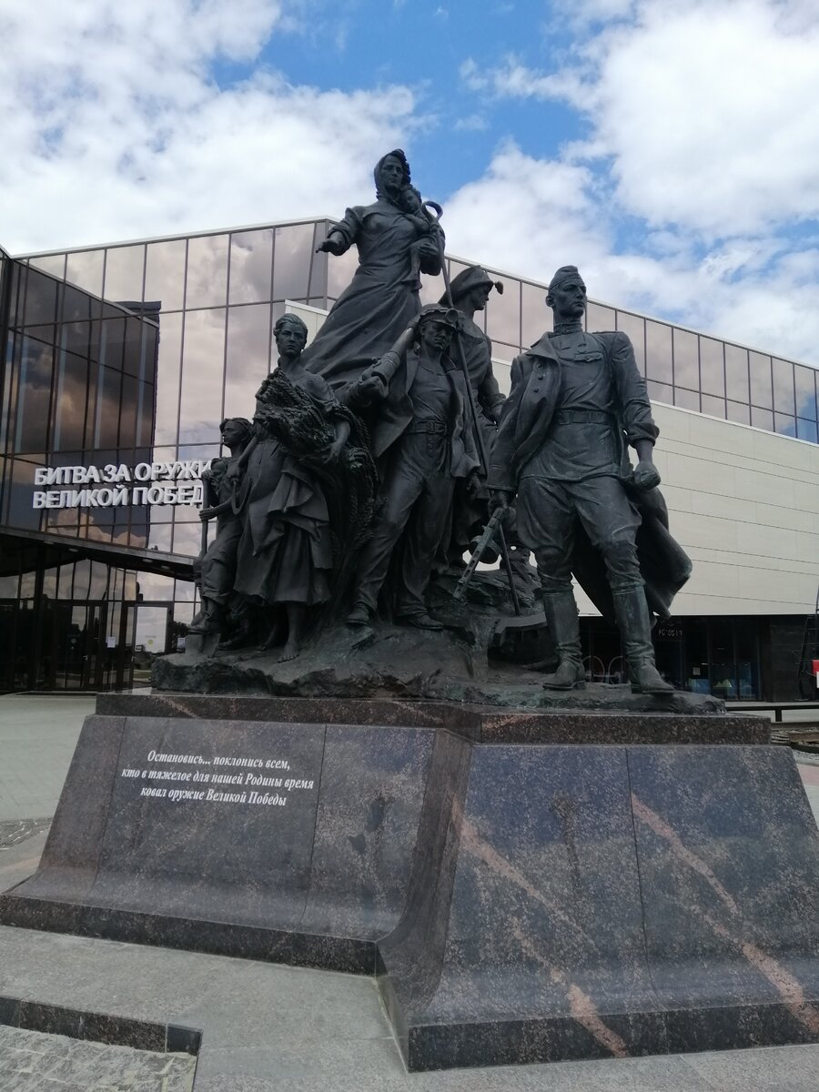 Скульптура на входе в музей