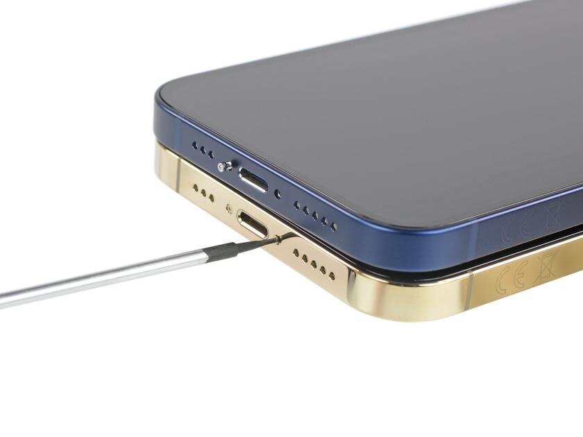 А вот аккумуляторы у смартфонов, как подтвердили в iFixit, одинаковые, емкостью 10,78 Втч. Кстати, они не L-образные, а прямоугольной формы. В общем, батареи здесь взаимозаменяемые. Впрочем, как и дисплеи.