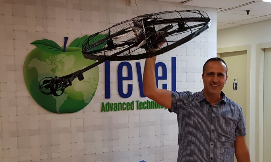 Янив Маор, генеральный директор Tevel с летающим роботом. Фото: компания Tevel.