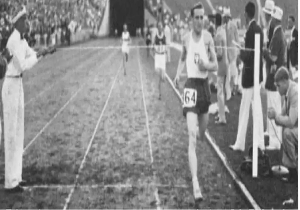 Редкий кадр. Победный финиш олимпийского чемпиона Яноша Кусочиньского. Лос-Анджелес 1932 .