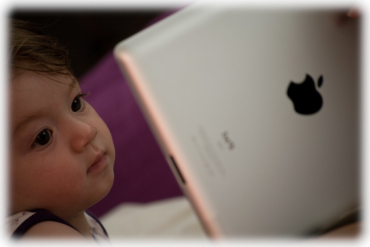 Давайте глазам ребёнка отдохнуть.