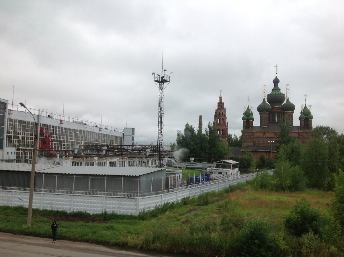 Промзона перед церковью Иоанна Предтечи в Толчкове, Ярославль