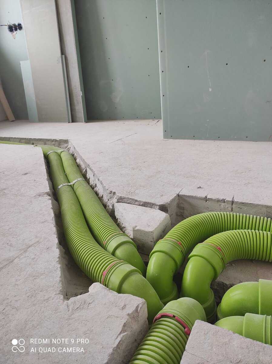 От коллекторов под потолком первого этажа приточные воздуховоды "приходят"  в стяжку пола второго этажа квартиры. Далее следуют до адаптеров напольных решеток.