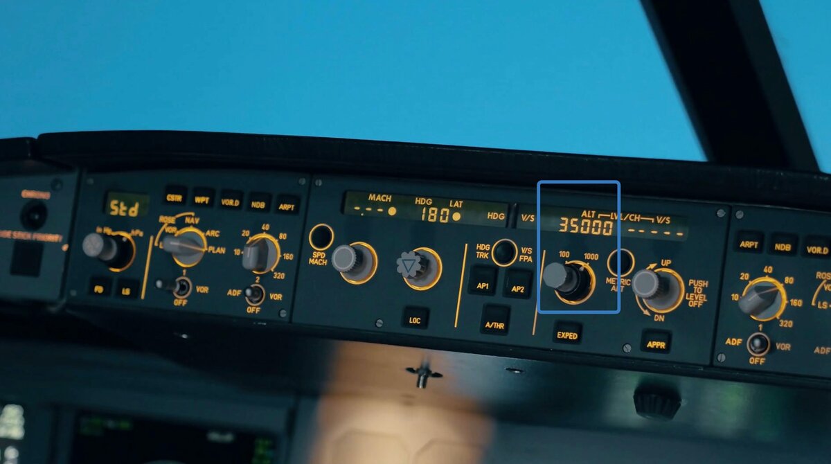 FCU (англ. Flight Control Unit - блок управления полетом) в Airbus A320. Та же функция представлена всего двумя элементами: экран и ручка, но она может крутиться, нажиматься и вытягиваться.