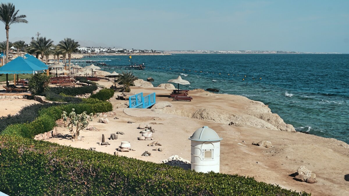 В Шарме вы не найдете бесплатных пляжей. А если найдете, скажите мне. :)