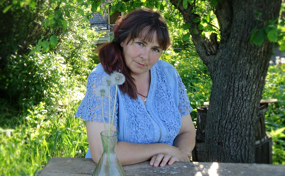 фото автора , я на своём любимом месте , в саду под яблоней ( 2019 год )