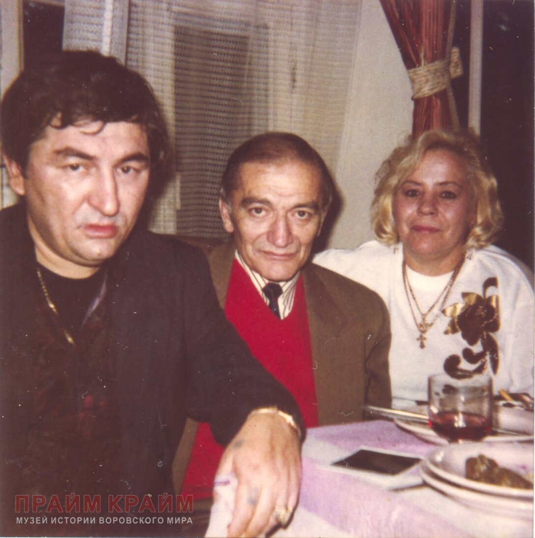 Слева направо: Датико Цихелашвили (Дато Ташкентский), Эльбрус Гогичаев (Абуз) и Лиданя, Москва, 28.10.1992. Фото: ИА «Прайм Крайм»