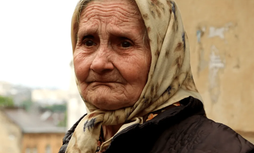 Old women pictures. Бабушка плачет. Старушка плачет. Плачущая старушка. Грустная бабушка.