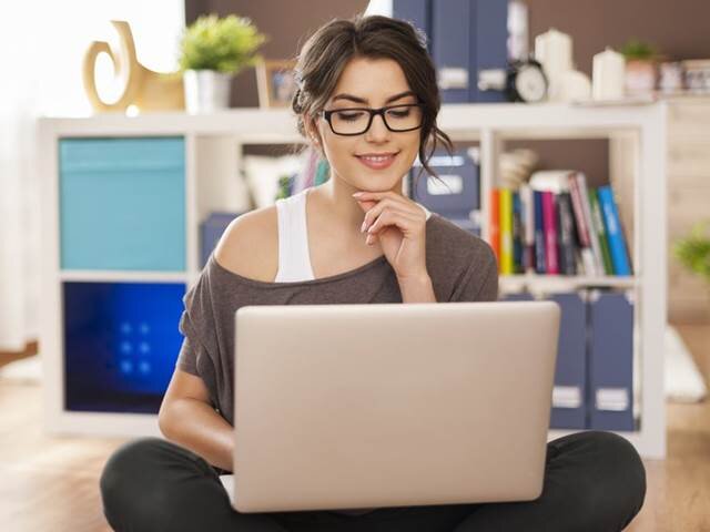 Однажды, каждый из нас задаётся вопросом: Как пользоваться интернетом?
Несмотря на то что интернет огромен, пользоваться им совсем не сложно, для этого Вам необходимо овладеть базовыми навыками пользования интернетом.