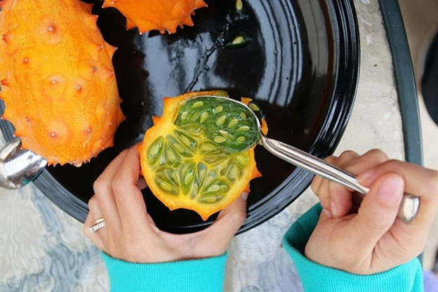 Кивано можно без проблем есть ложкой