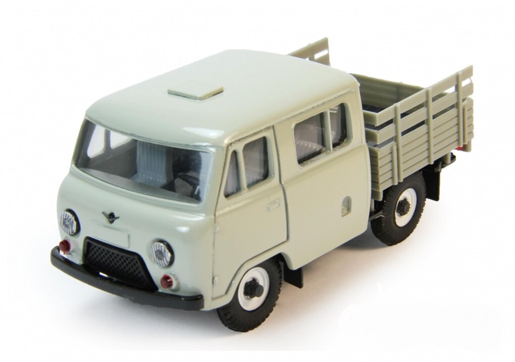 Базовый Уаз Фермер, обратите внимание на оптику и колесные диски.