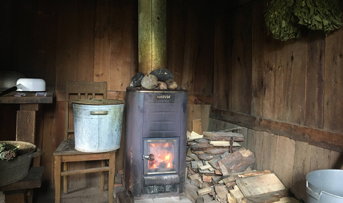 Баня, построенная в конце 70-х прошлого столетия, с новой печью. Фото автора